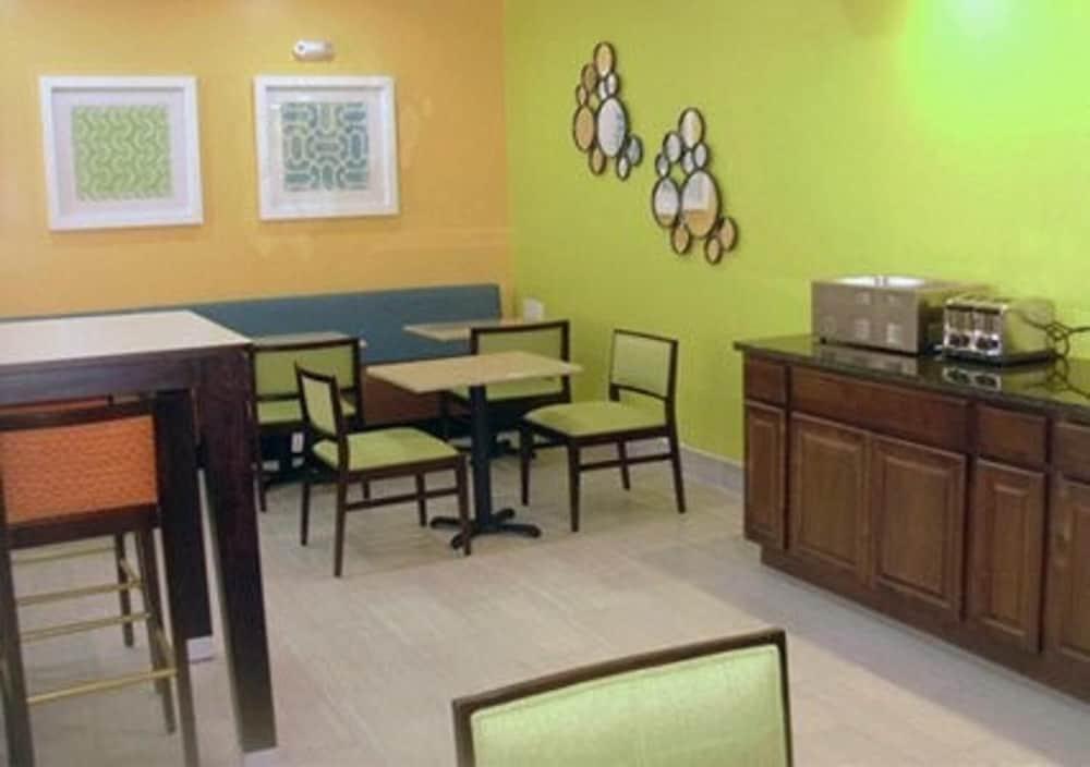 Econo Lodge photo 2