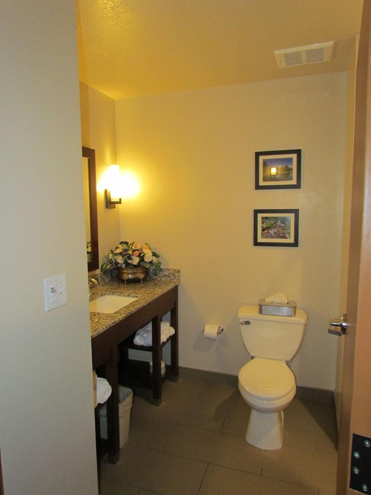 Heartland Inn and Suites photo 44