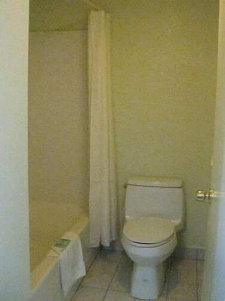 Desert Inn Motel photo 7