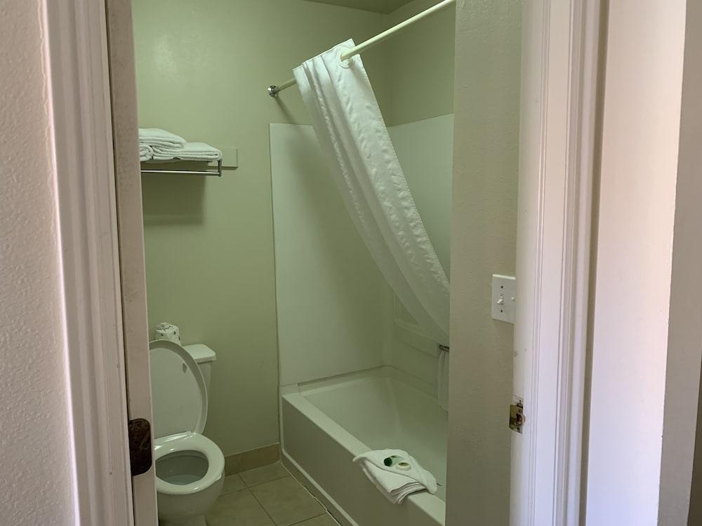 Rodeway Inn photo 18