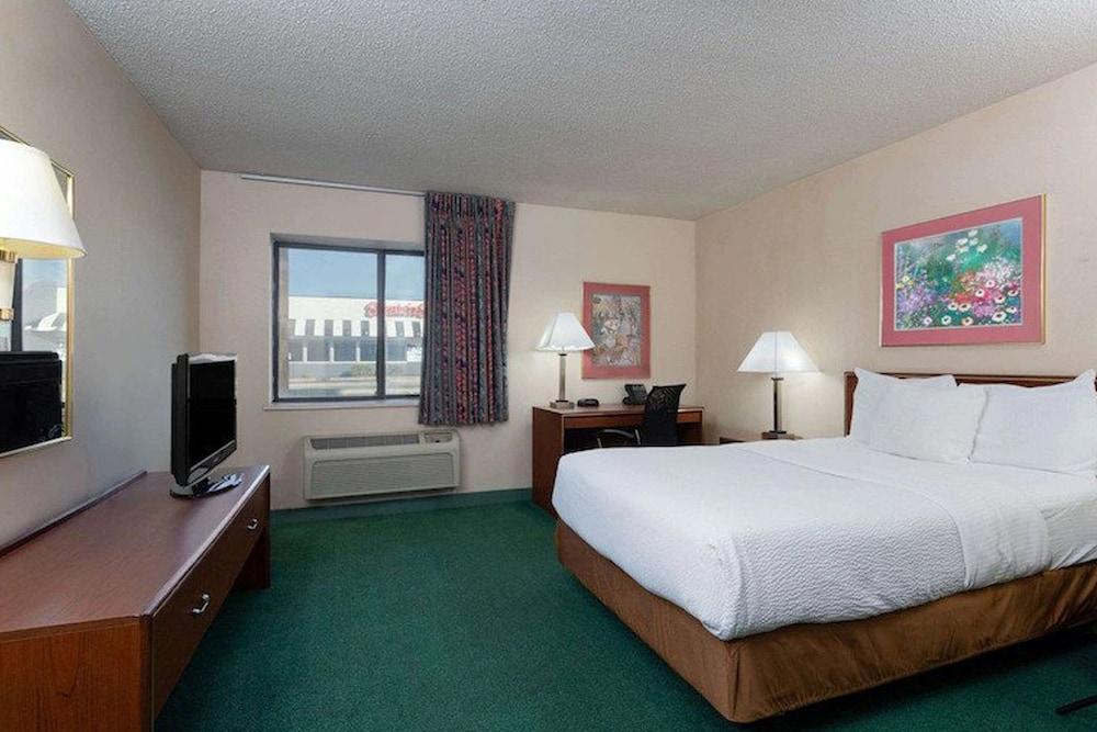 Norwood Inn & Suites by BlissPoint Post Rd Indianapolis photo 4