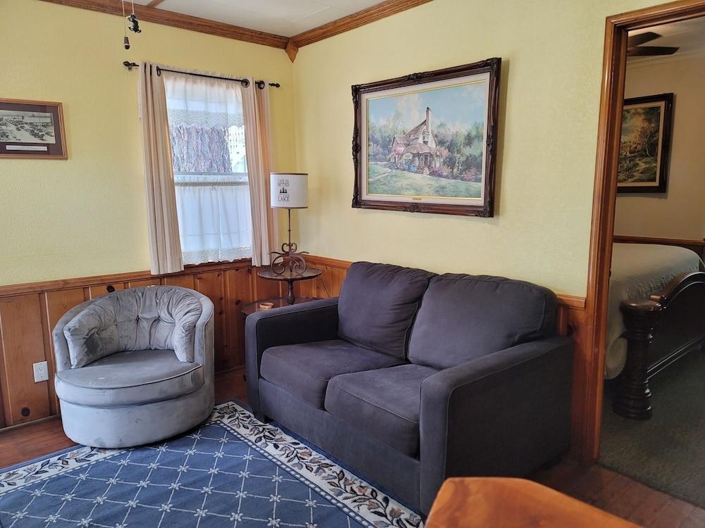 Hillcrest Suites & Cabins photo 13