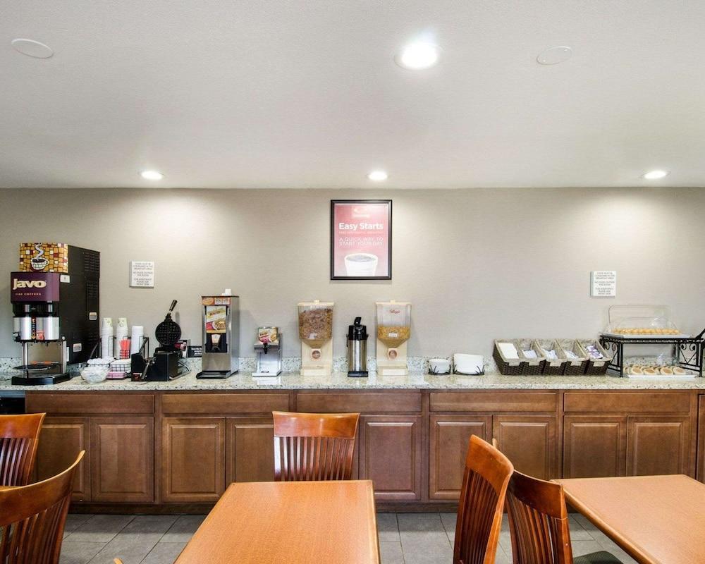 Econo Lodge Inn & Suites photo 2