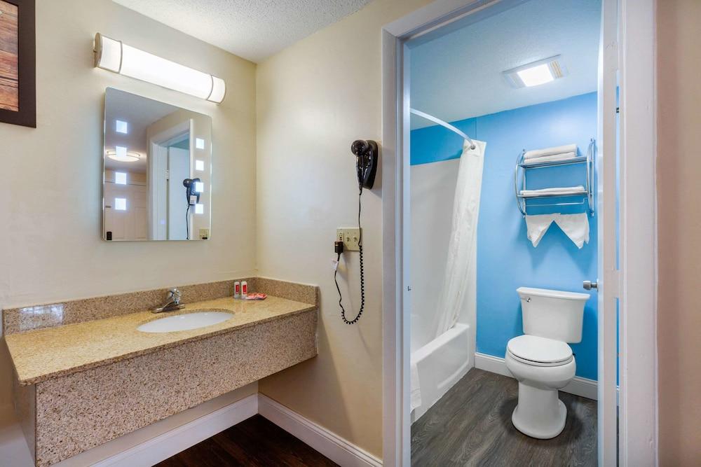 Econo Lodge West Yarmouth on Cape Cod photo 9