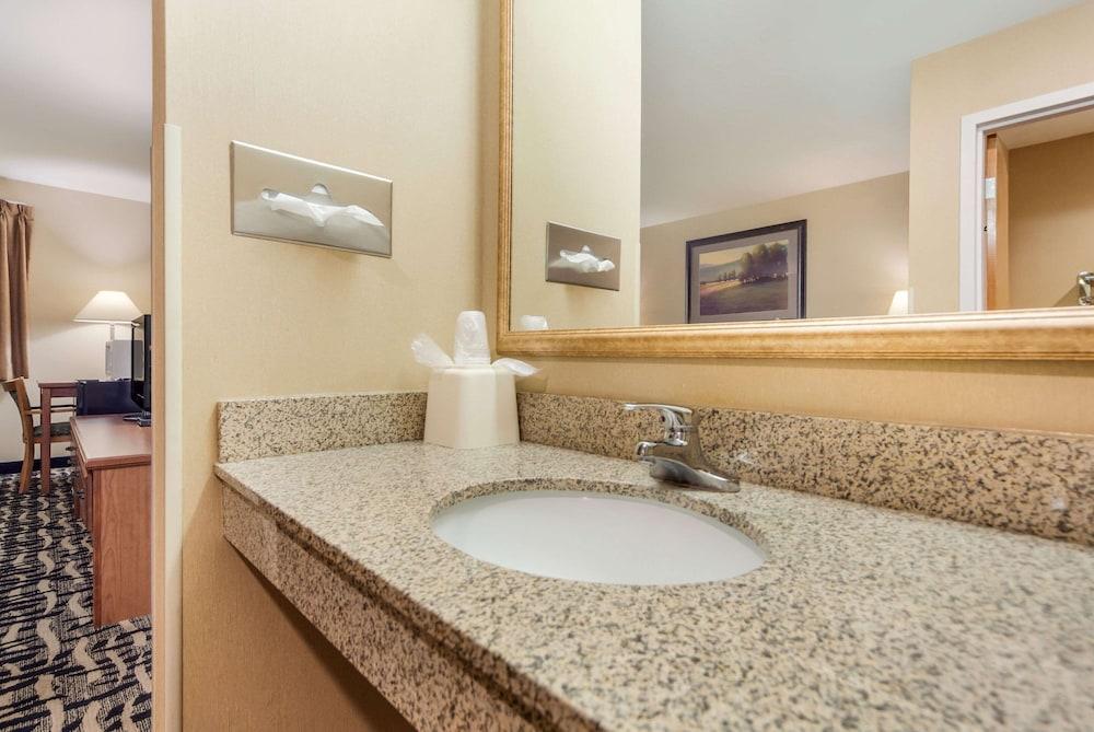 Super 8 by Wyndham Cozad photo 20