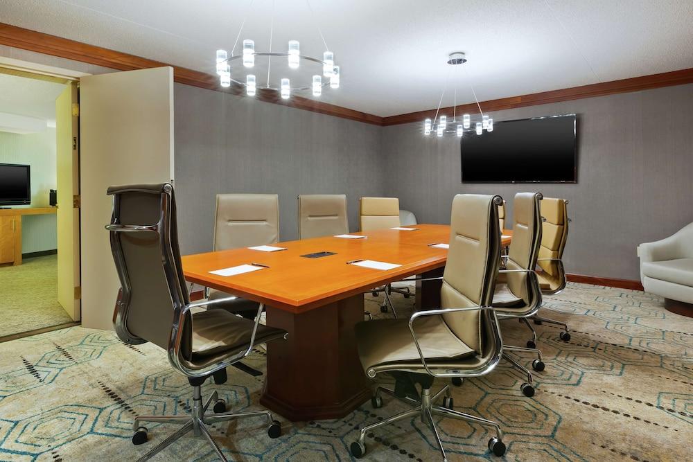 Hotel Auburn Hills photo 32