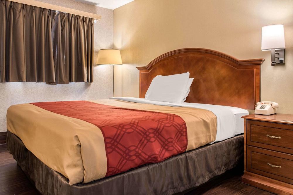 Econo Lodge Holland - Toledo photo 14
