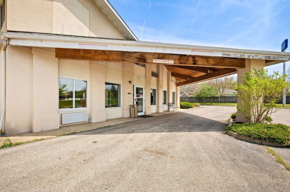 LakeWood Inn & Suites photo 14