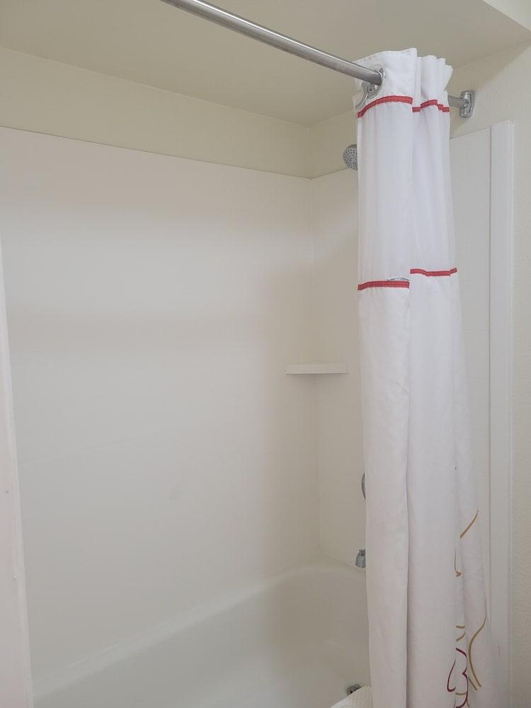 Value Suites Extended Stay - St Louis photo 6