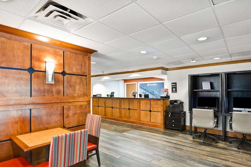 Hampton Inn Memphis-Poplar photo 3