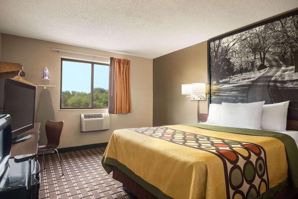 Super 8 by Wyndham Mayfield photo 2