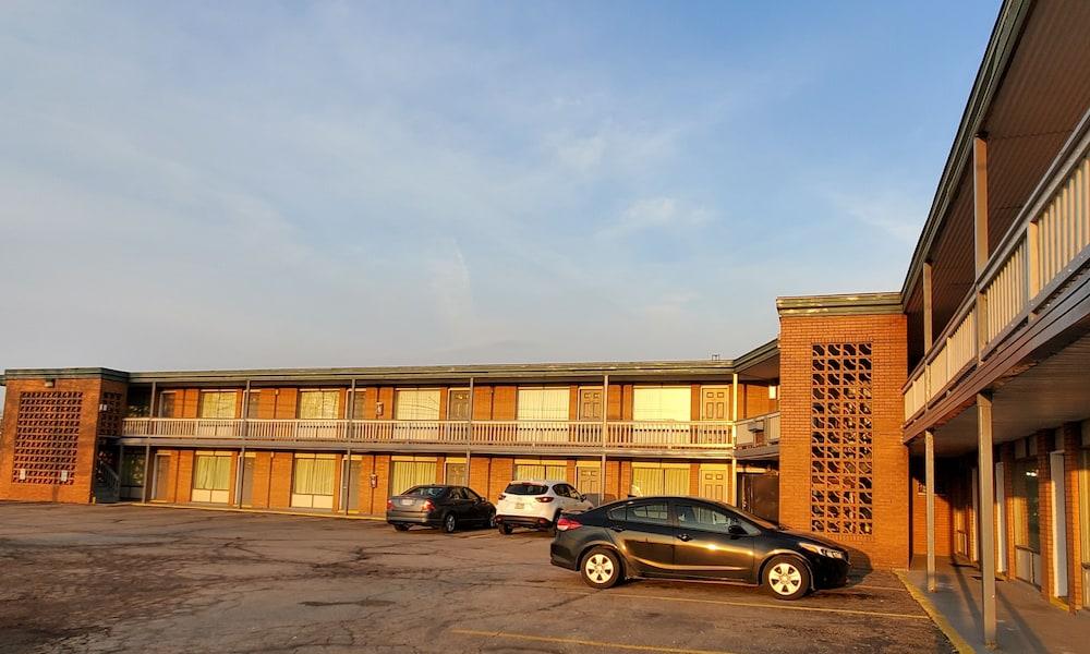 Royal Motel photo 14
