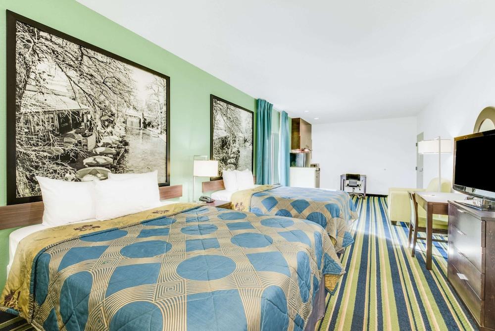 Super 8 by Wyndham Cotulla TX photo 4