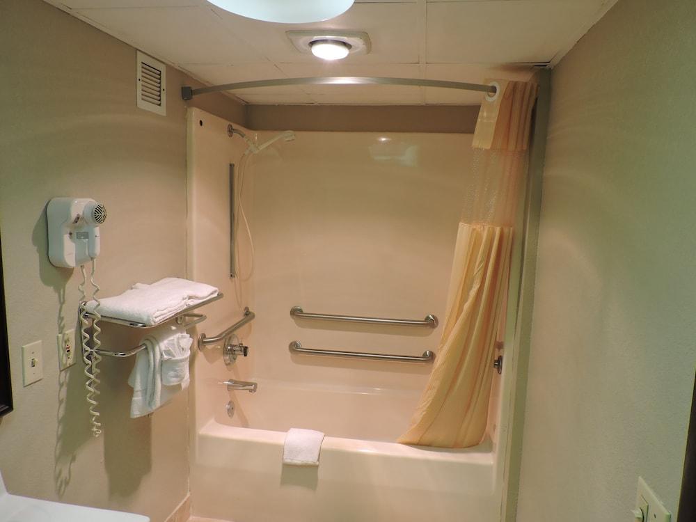 Days Inn by Wyndham Conover-Hickory photo 33