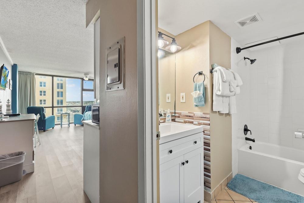 Oceanside Inn Studios by Brightwild photo 7