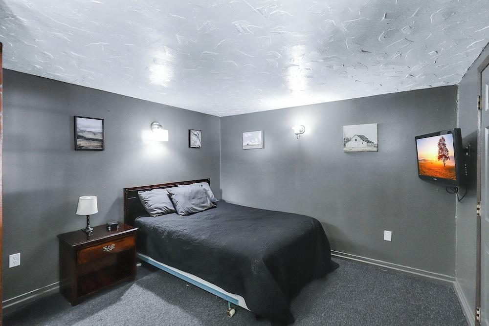 Cedar Village Motel photo 4