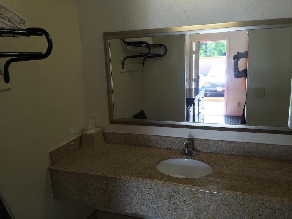 Regency Inn and Suites photo 11