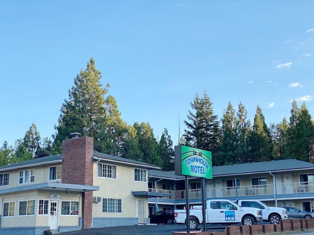 Town House Motel — hotel in Weed