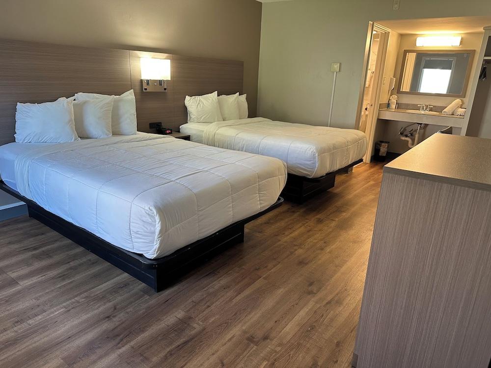 Whaler Inn and Suites photo 7