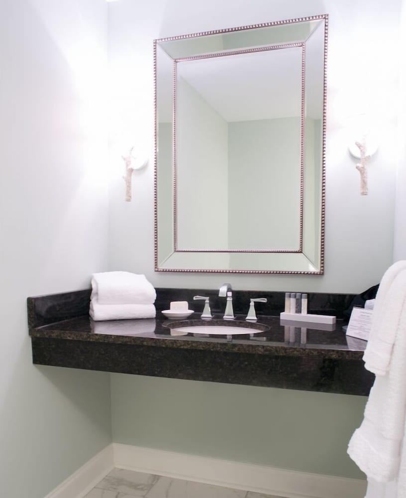 Carriage House Inn photo 24