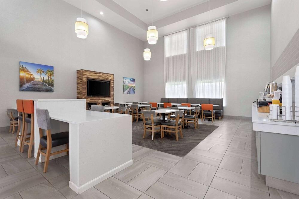 La Quinta Inn & Suites by Wyndham Ft. Pierce photo 25