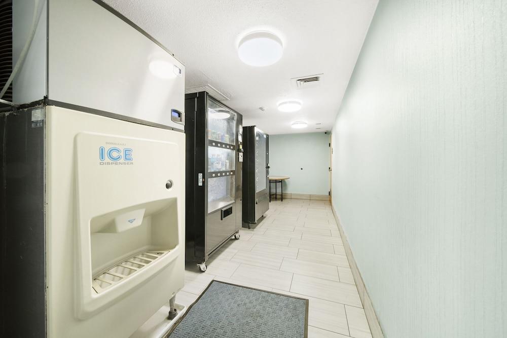 Baymont by Wyndham Muncie Near Ball State University photo 42