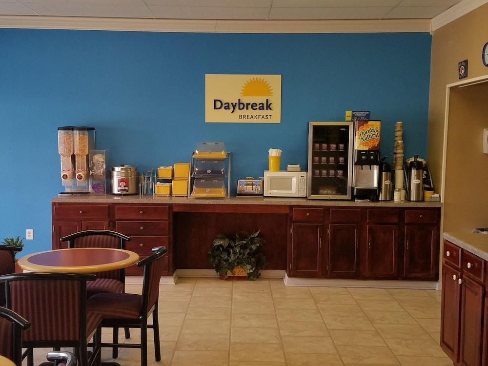 Days Inn by Wyndham Leesville photo 26