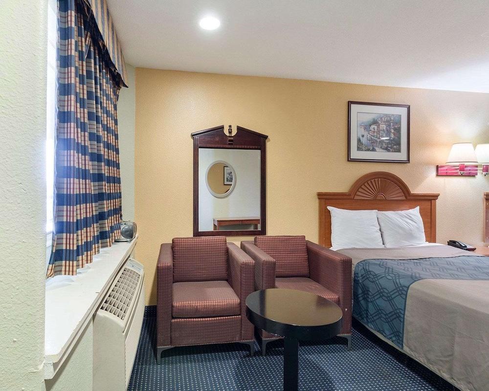 Rodeway Inn South Houston photo 29