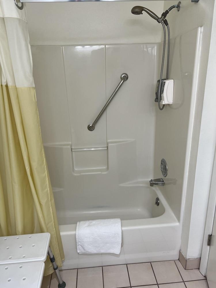 Days Inn by Wyndham Lake Point photo 31