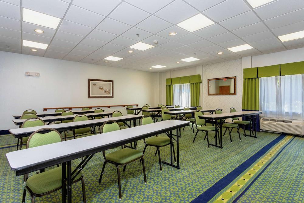 Hampton Inn & Suites Ft. Pierce photo 11