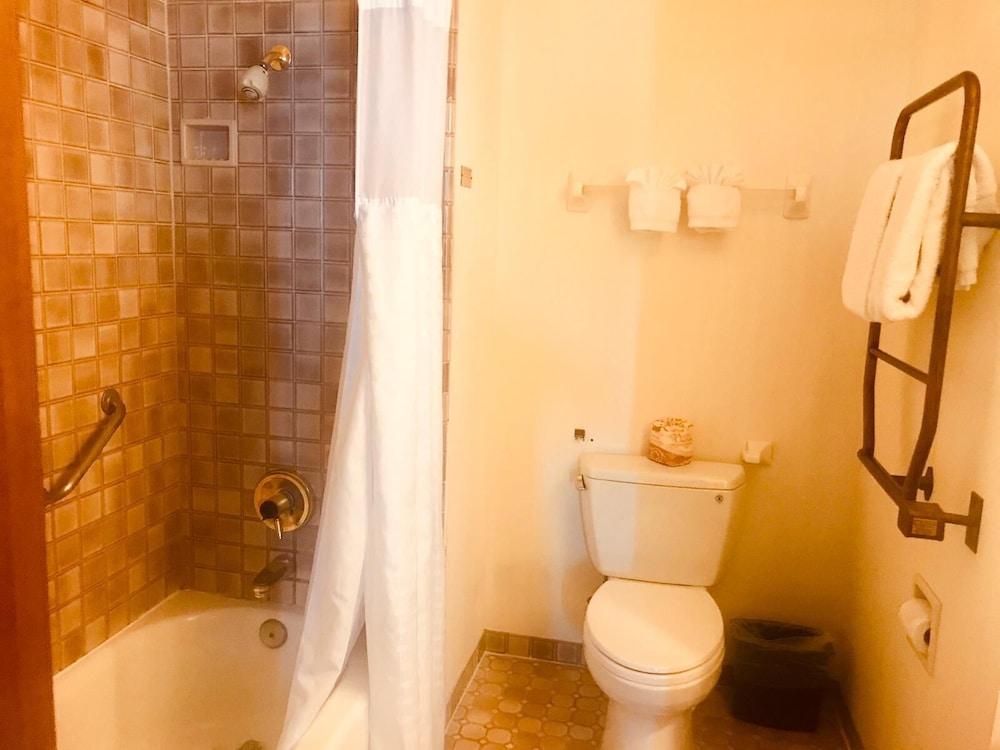 Pacific Grove Inn photo 36