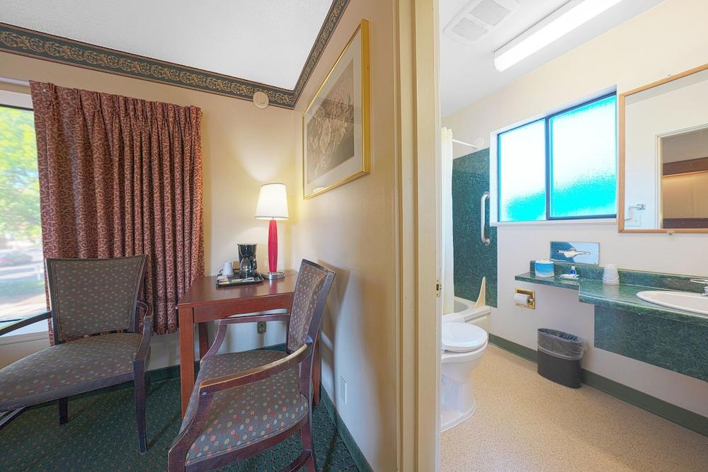Broadway Inn photo 8