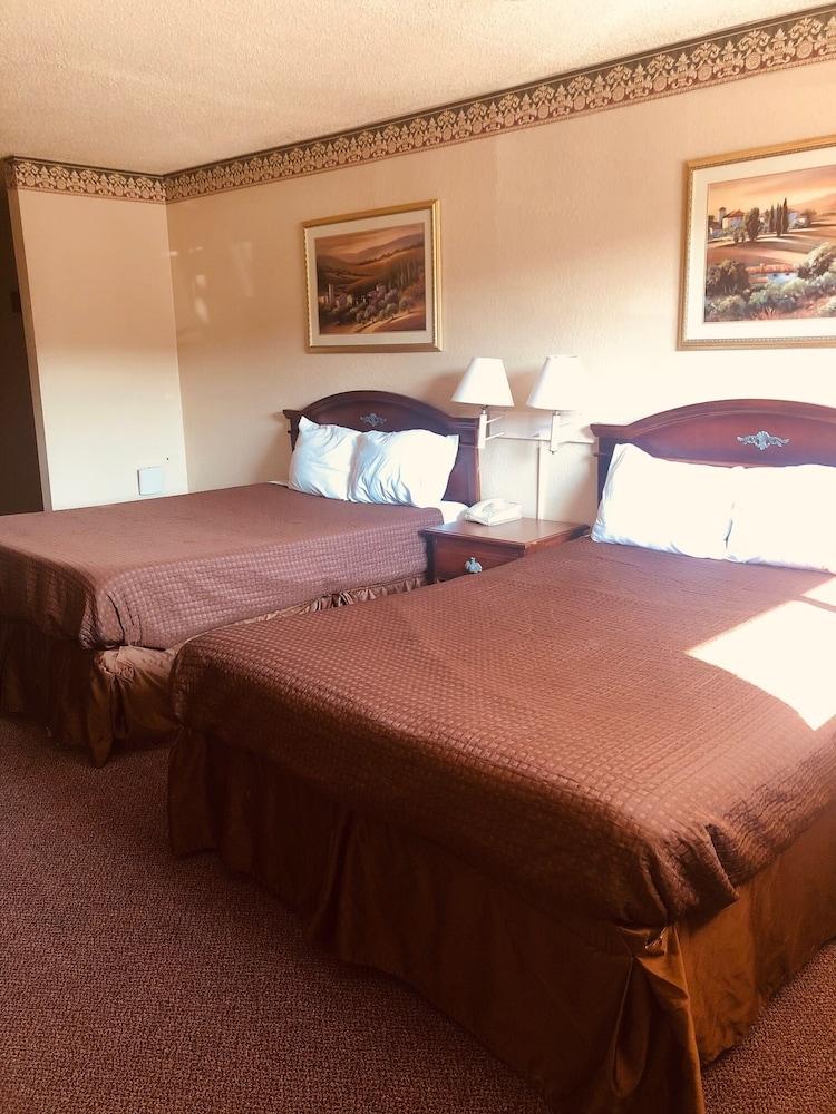 Hallmark Inn and Suites photo 3