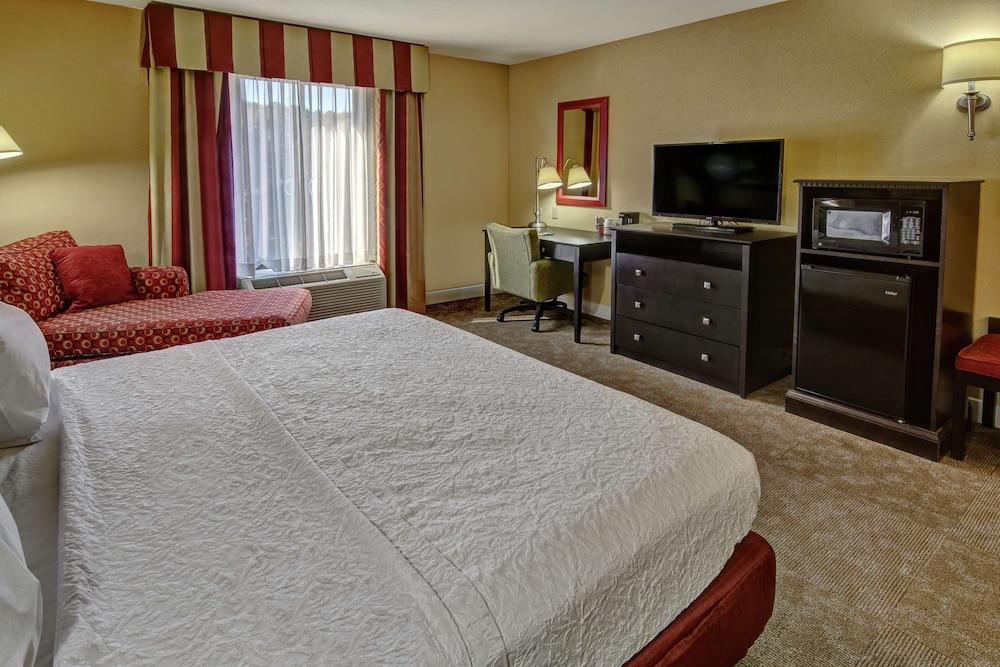 Hampton Inn Jacksonville-Anniston Area photo 9