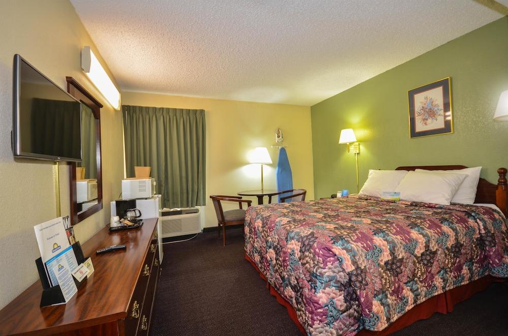 Days Inn by Wyndham Southern Hills/ORU photo 31