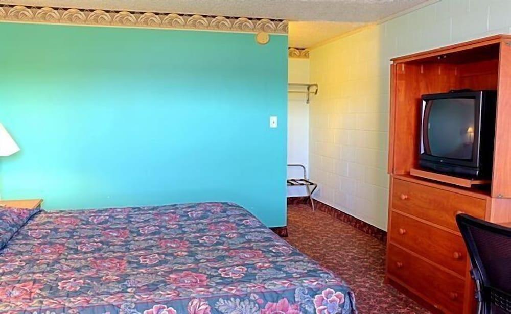 Country Host Motel photo 3