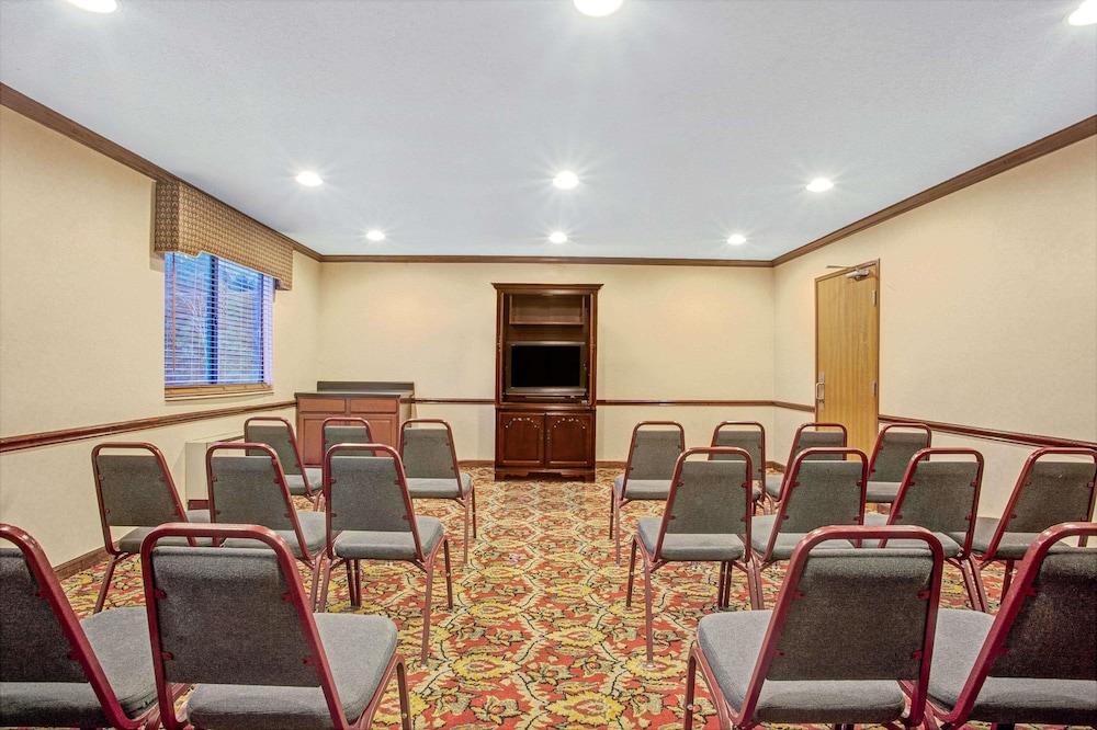 Super 8 by Wyndham Clinton photo 25