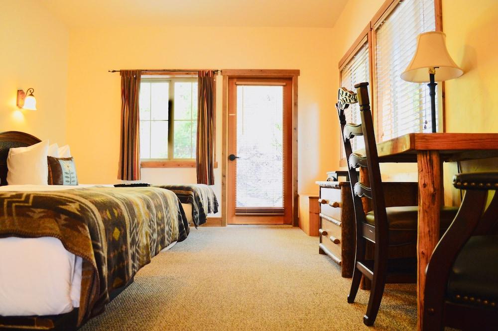 Glacier Guides Lodge photo 2