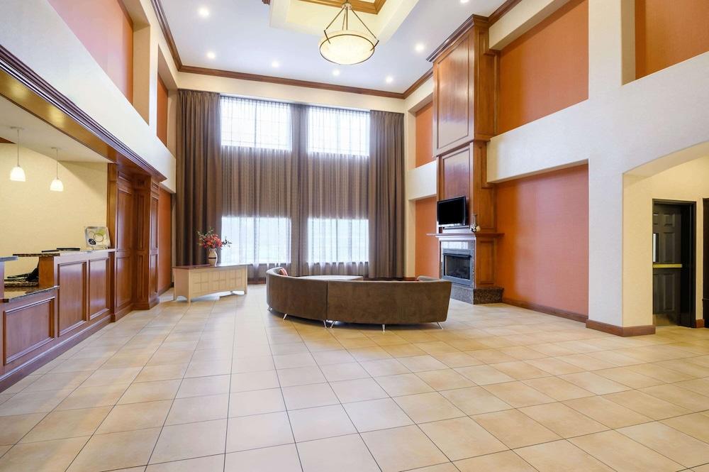 La Quinta Inn & Suites by Wyndham Longview North photo 2