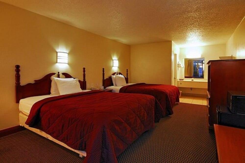 Super 6 Inn & Suites photo 19