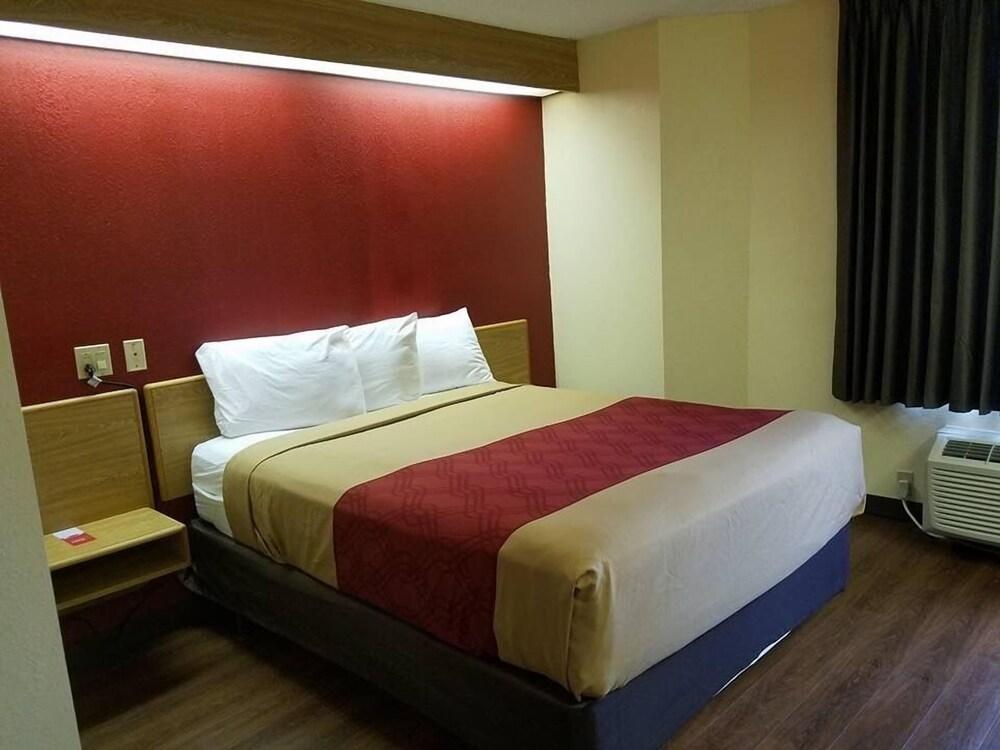 Econo Lodge London North photo 12
