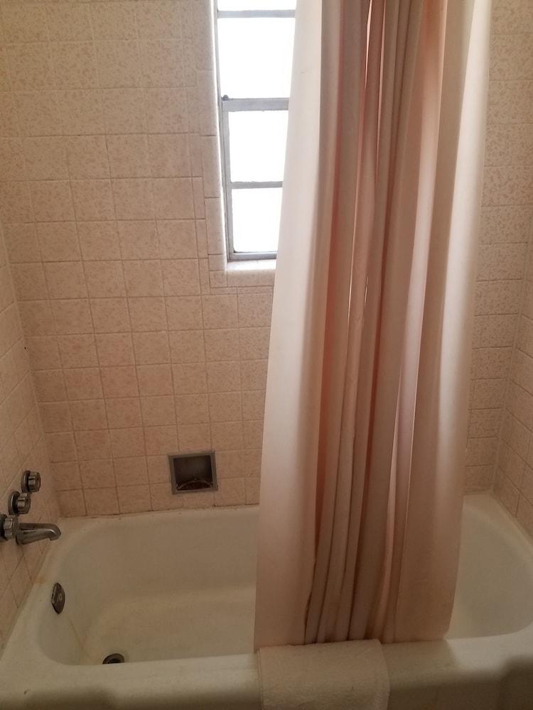 Beverly Crest Motor Inn photo 14