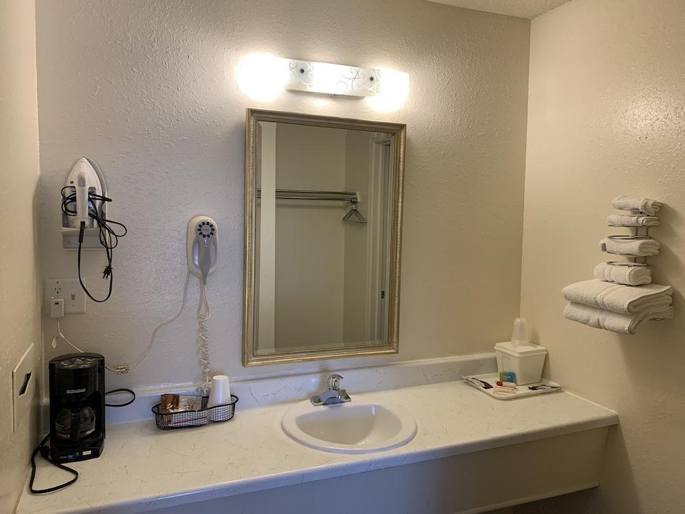 Economy Inn photo 12