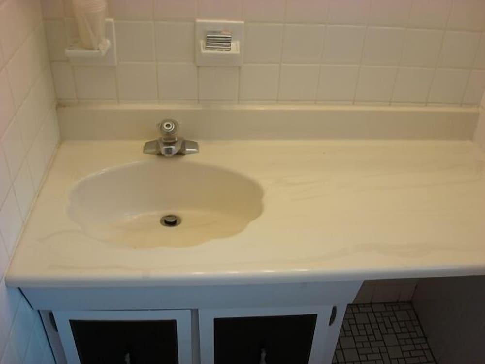 Four Winds Motel photo 32