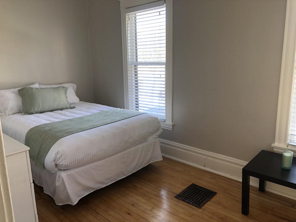 Midtown Manor photo 10