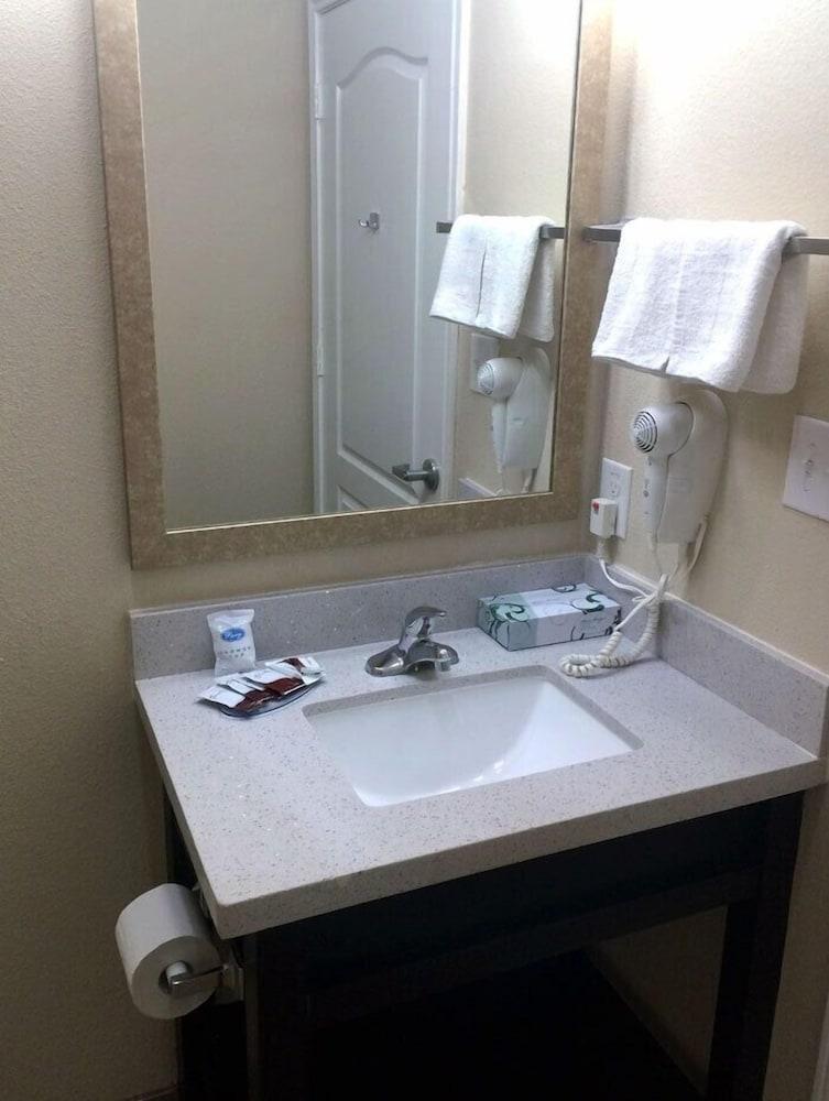 Residency Suites - Cotulla photo 13