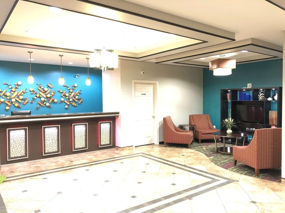 Executive Inn & Suites Joaquin photo 12