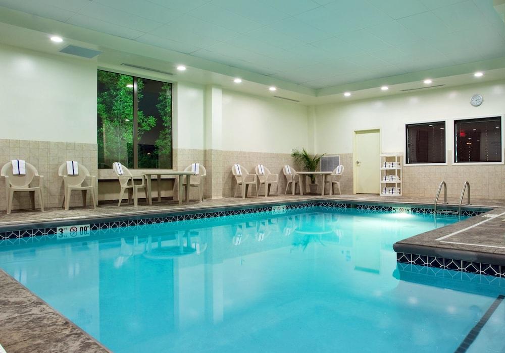 Holiday Inn Express & Suites Akron Regional Airport Area by IHG photo 2