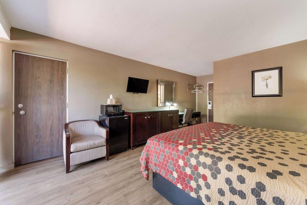 Econo Lodge photo 13