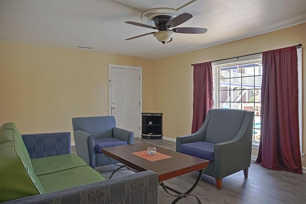 Colonial Inn Motel photo 29